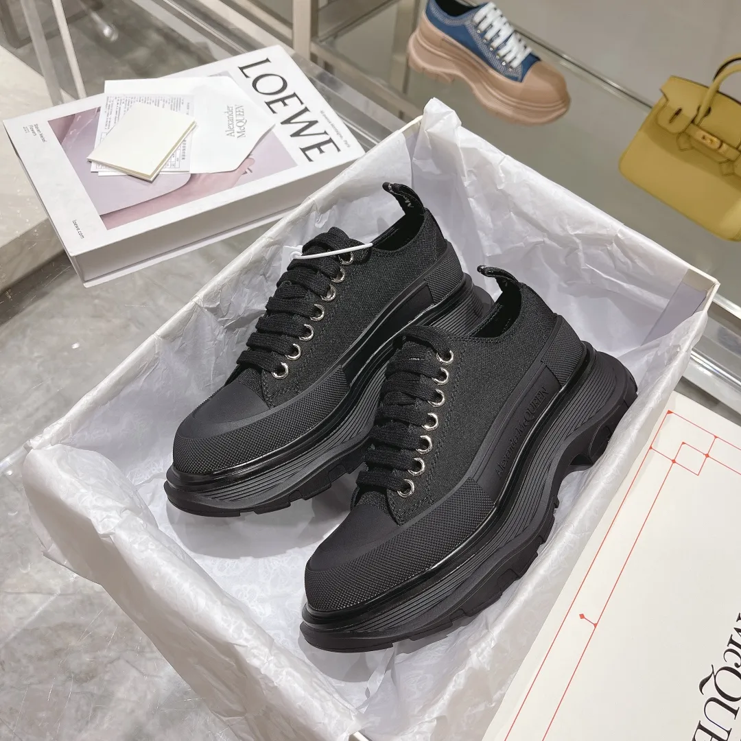 👟👟Ex-factory price 480👟👟 Hot item. Official website new colors factory direct sales! The latest version of Alexander McQueen's men's and women's couple's model is a hit👑Purchasing agent version. Original version 1:1. Fabric: original imported waterproof canvas. Lining: imported water chestnut sheepskin, strong, stain-resistant and breathable. Insole: Imported silk lining Outsole: T👟👟Ex-factory price U several layers of original combination sole (not an ordinary sole on the market) Packaging: Comes with original shoe box, cloth bag, certificate card Code number: 34-45